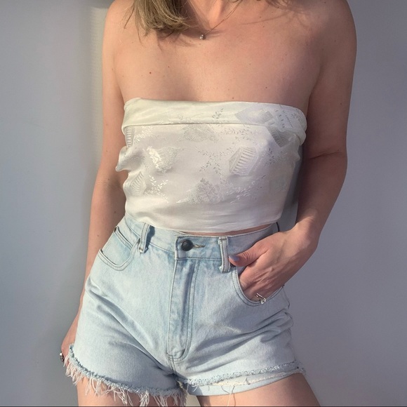 💙5/$30 Vintage White Satin Paris Scarf Top - Picture 2 of 4